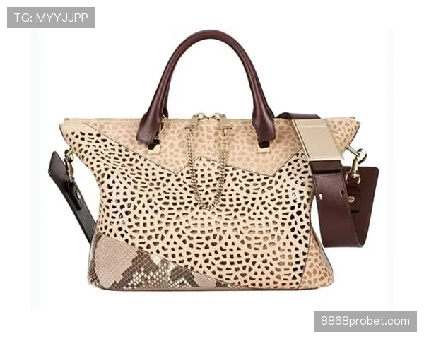 冯彦哲拎着大牌购物袋走出商场，那一幕比赛场还抢镜