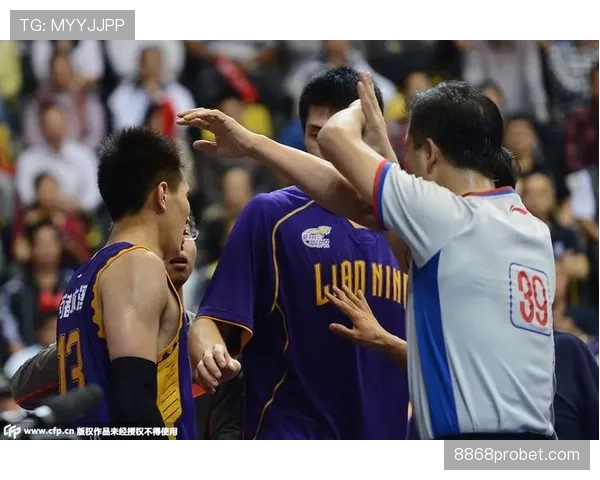 拉人犯规的裁判判罚标准与实战判定解析