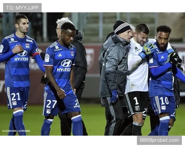 比赛暂停规则详解：裁判何时中止比赛及恢复程序